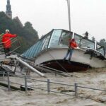 Beispiel für Überflutungen, hier ein Hochwasser der Salzach mit untergehendem Passagierschiff